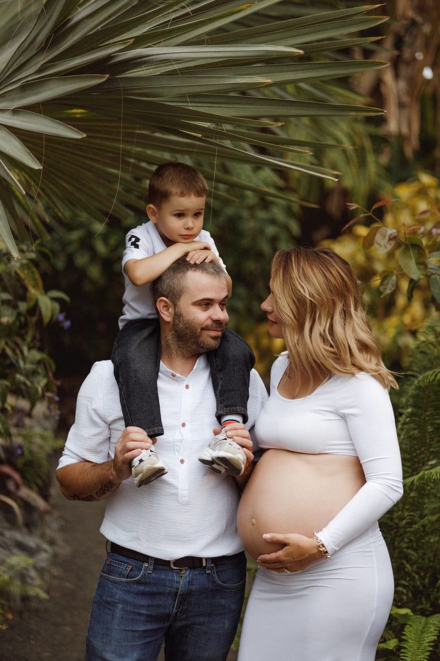 Maternity photography — a tender pause