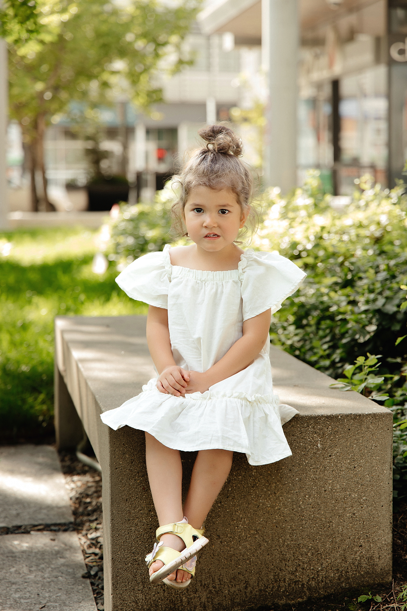 Child taking a quiet pause during a Winnipeg family photo session.
